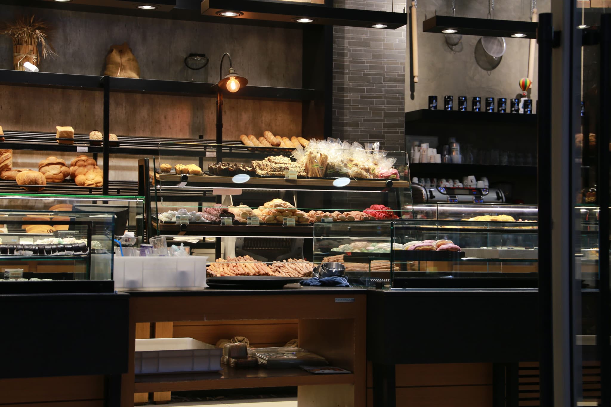 Bäckerei-Verkaufsvitrine mit frischem Brot und Gebäck vor der professionellen Reinigung.