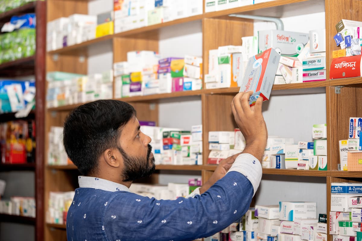 Gefüllte Medikamentenregale in einer Apotheke: Hygiene im Handverkaufsraum und Lager