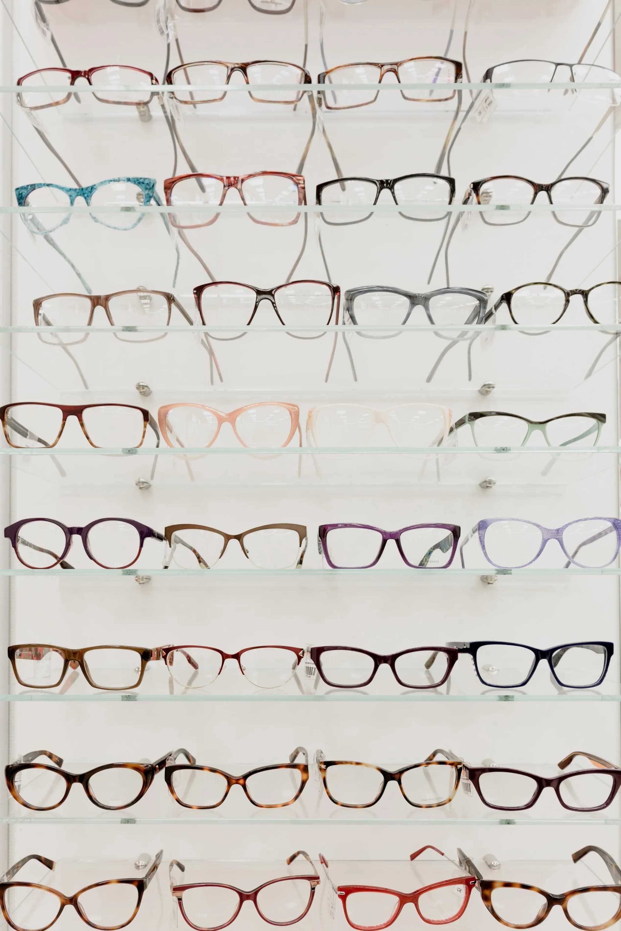 Moderne Brillen auf Regalen in einem Optikgeschäft