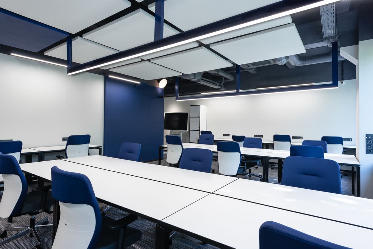 Offener Coworking Bereich mit Schreibtischen: Reinigung von Glanz & Glimmer