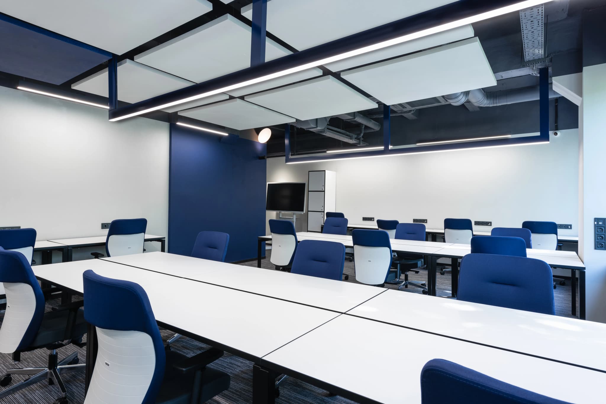 Offener Coworking Bereich mit Schreibtischen: Reinigung von Glanz & Glimmer