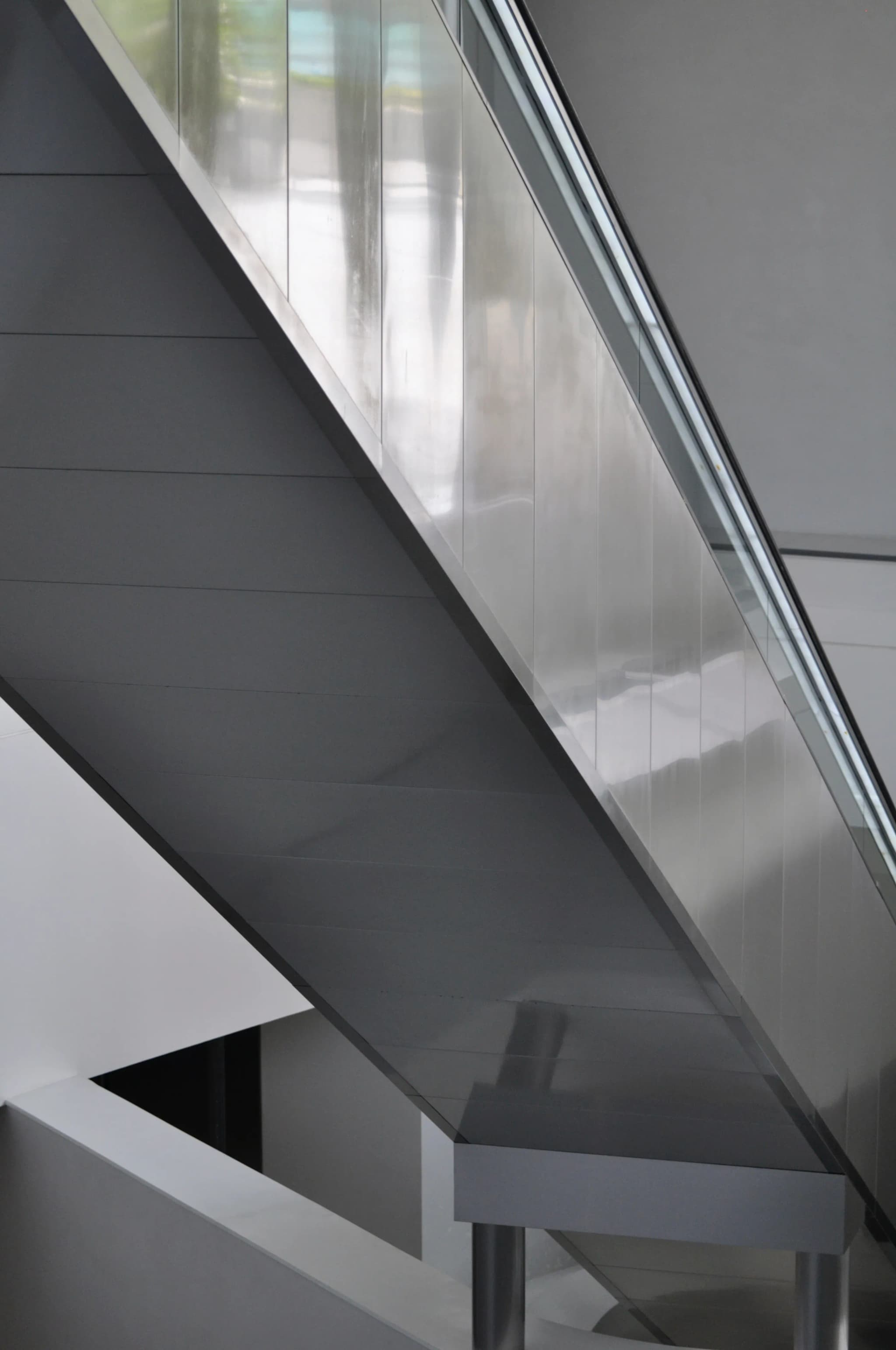 Metallene Lüftungskanäle verlaufen sichtbar unter einer Bürodecke