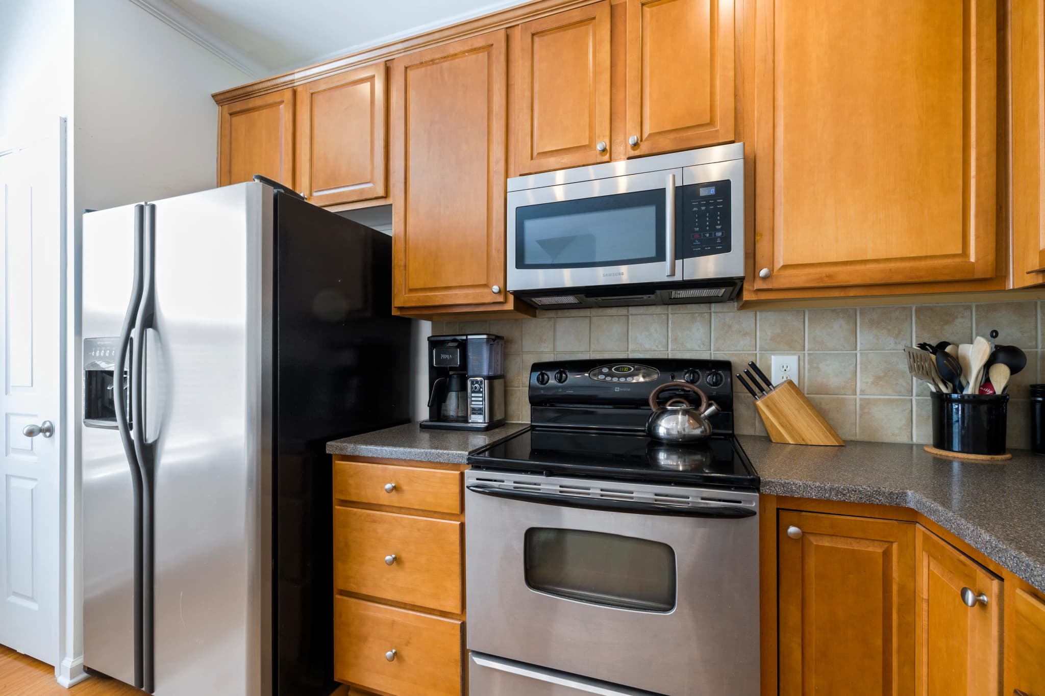 Küche mit Edelstahlgeräten, Kühlschrank und Backofen in Edelstahloptik