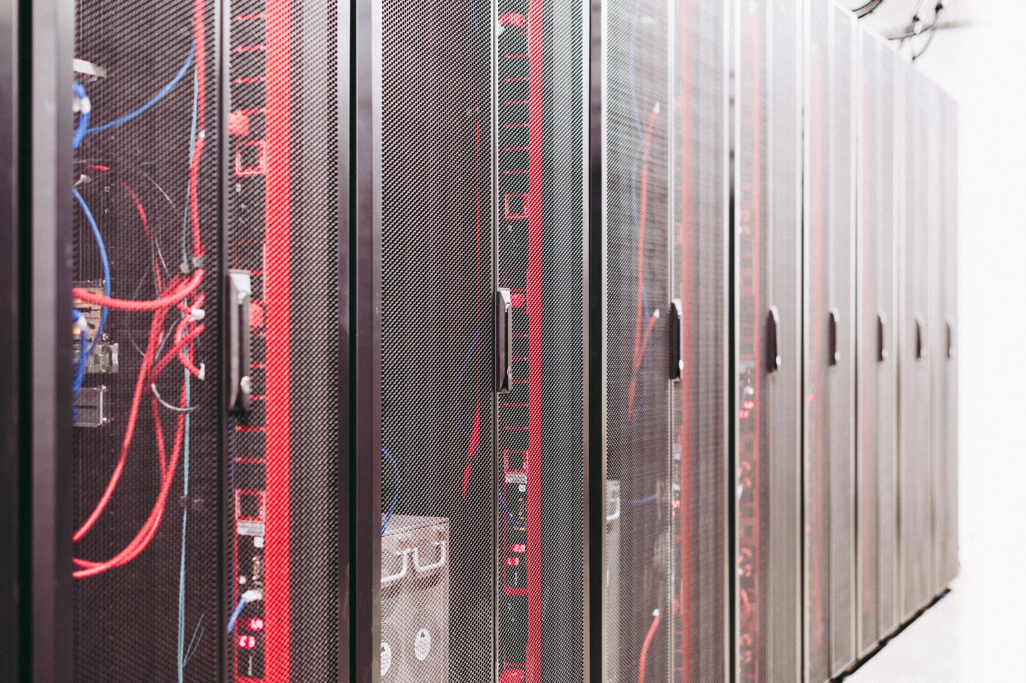Serverschränke mit Netzwerkkabeln in einem Serverraum