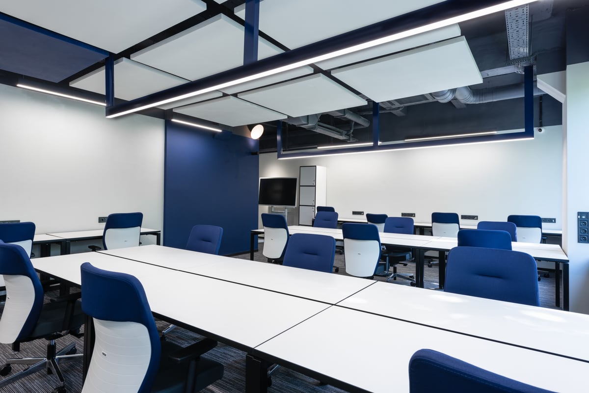 Offener Coworking Bereich mit Schreibtischen: Reinigung von Glanz & Glimmer