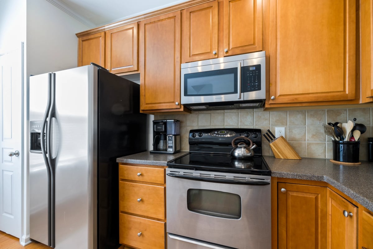 Küche mit Edelstahlgeräten, Kühlschrank und Backofen in Edelstahloptik