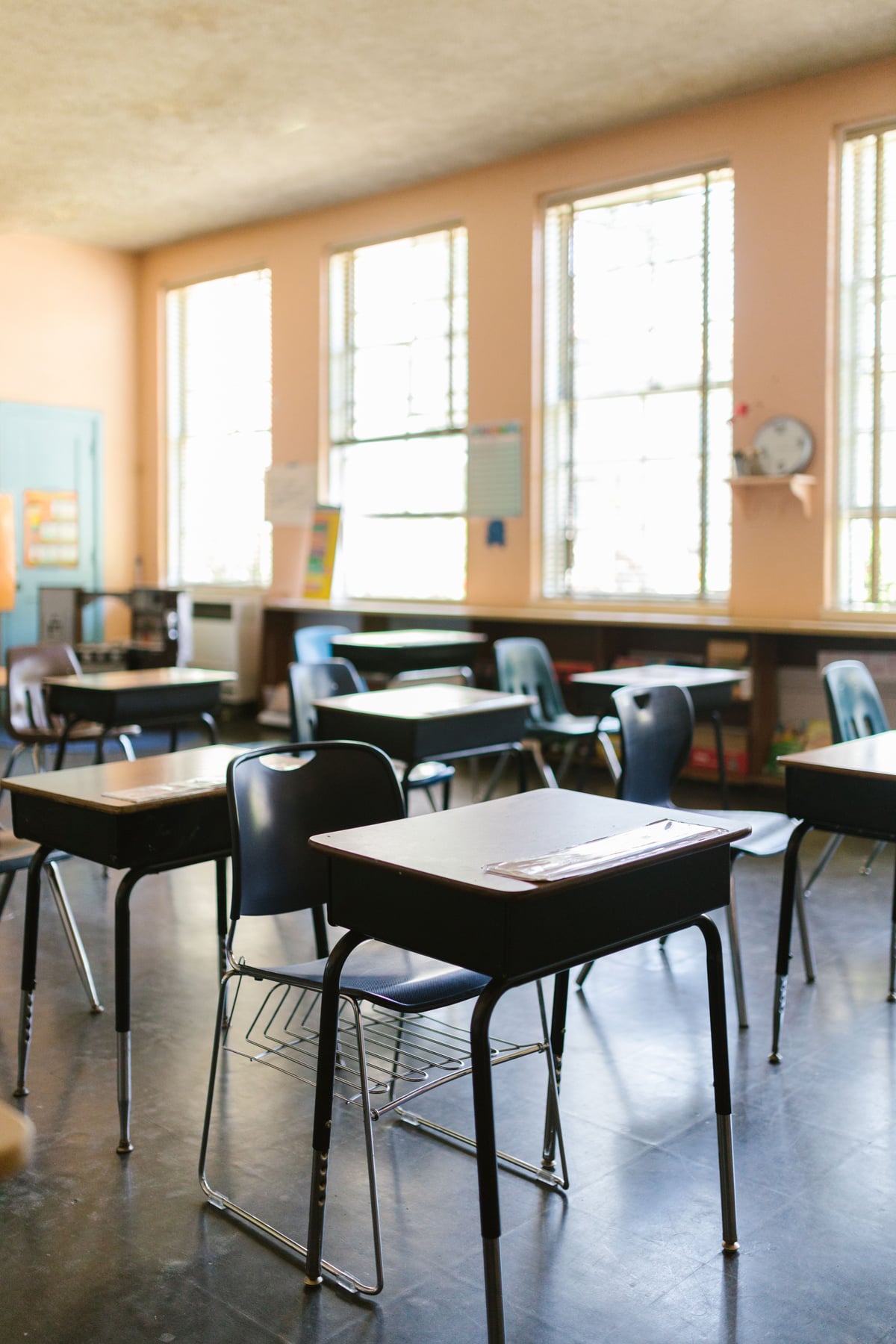 Klassenzimmer mit Tischen und Stühlen: Schulreinigung von Glanz & Glimmer in Bayern
