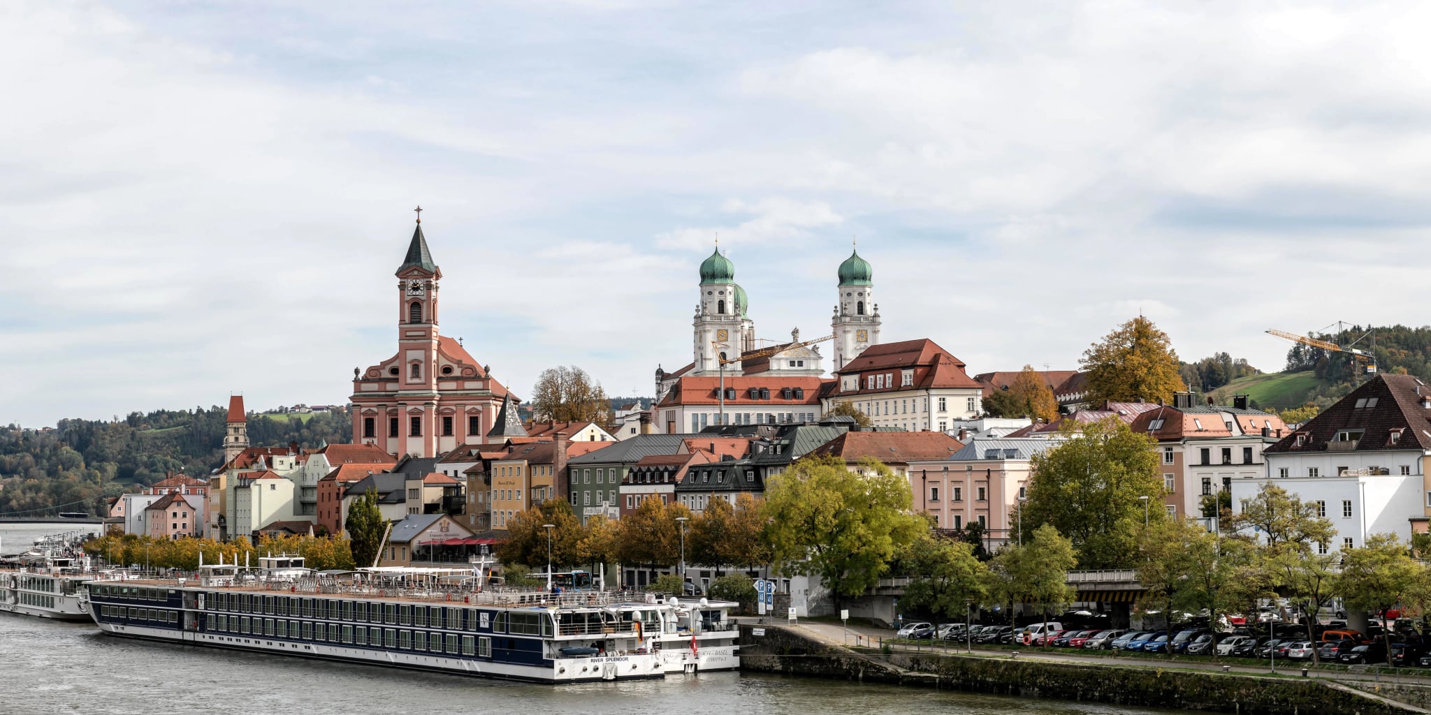 Blick von der Donau auf die Altstadt von Passau mit Kirchtürmen und Flusshäusern