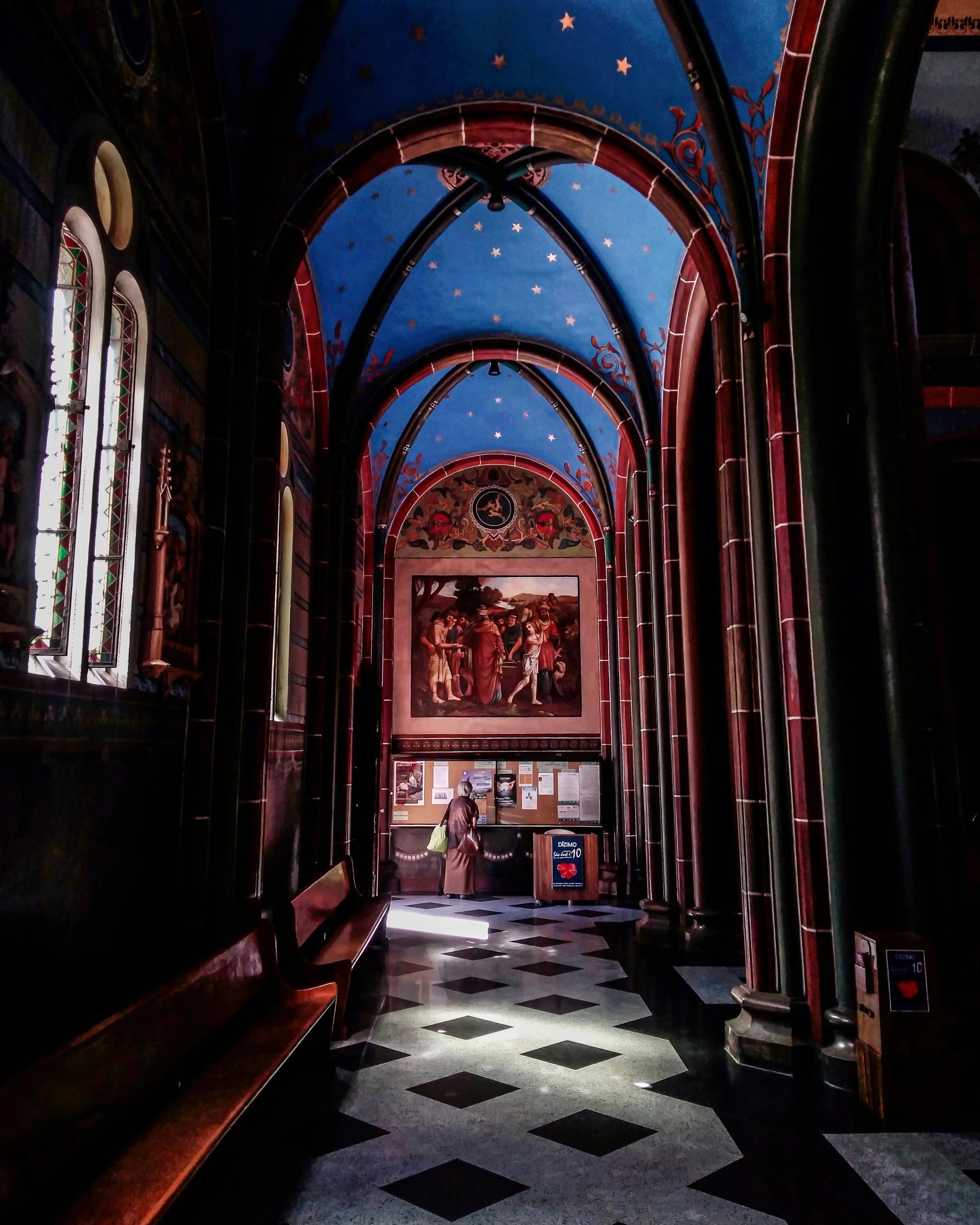 Lichtdurchflutetes Kirchenschiff mit hohen Säulen und leeren Holzbänken