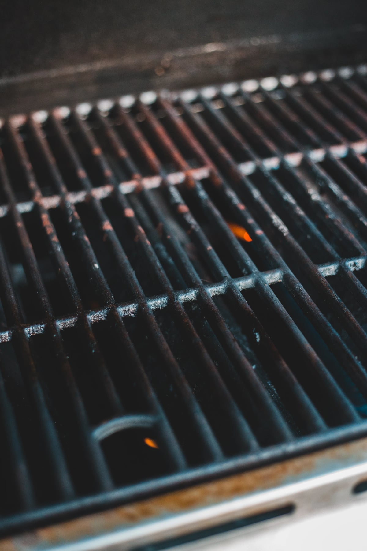 Leerer Grillrost aus Stahl in Nahaufnahme über einer Grillschale