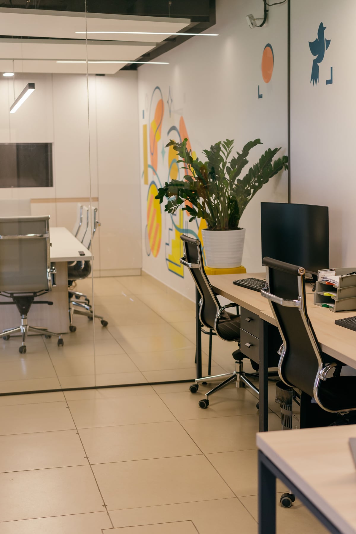 Aufgeräumtes, helles Büro mit Glaswänden nach der Jahresendreinigung von Glanz & Glimmer
