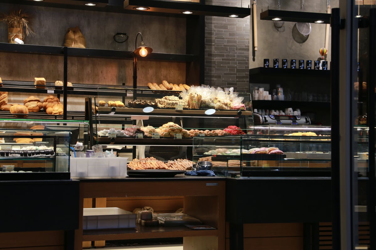 Bäckerei-Verkaufsvitrine mit frischem Brot und Gebäck vor der professionellen Reinigung.
