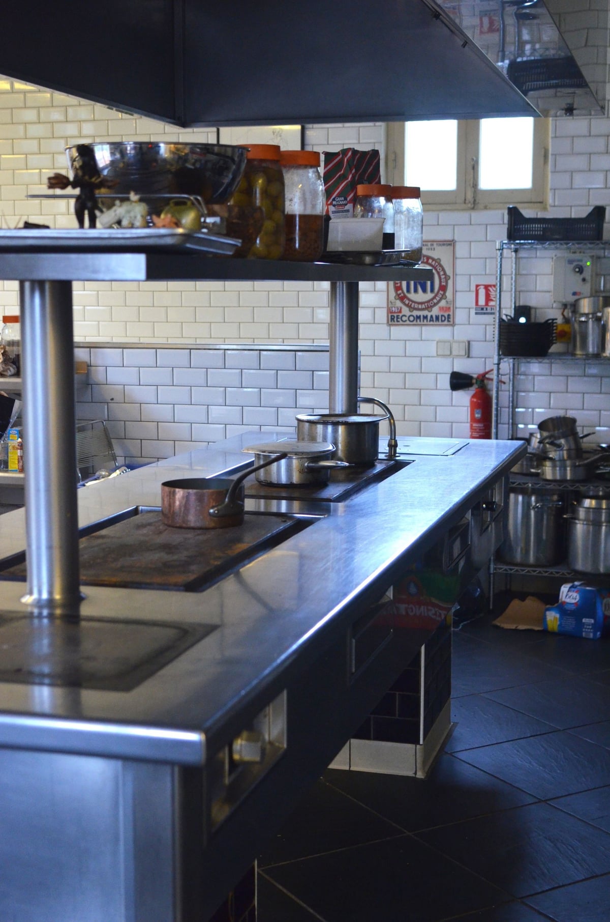 Professionelle Gewerbeküche mit blitzsauberen Edelstahlflächen und -ausstattung – typisches Arbeitsumfeld in der Gastronomie.